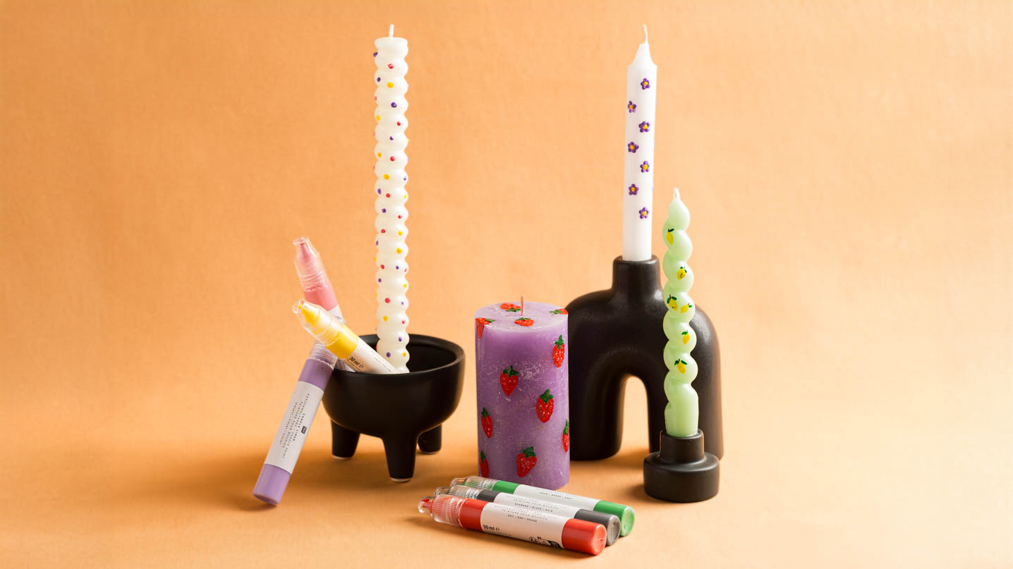 Kerzen in verschiedenen Formen und Farben mit kleinen Motiven bemalt